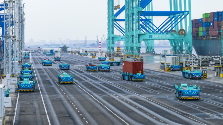 Robot per il trasporto intelligente presso un terminal container del porto di Tianjin, nel nord della Cina. (19 giugno 2025 - Xinhua/Zhao Zishuo)