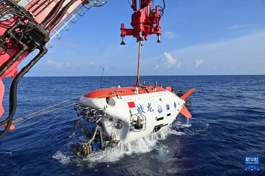 Il sommergibile con equipaggio Jiaolong completa con successo le prove in mare a 7.000 metri