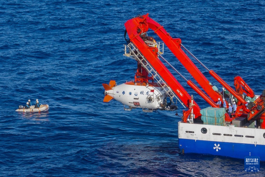 Il sommergibile con equipaggio Jiaolong completa con successo le prove in mare a 7.000 metri