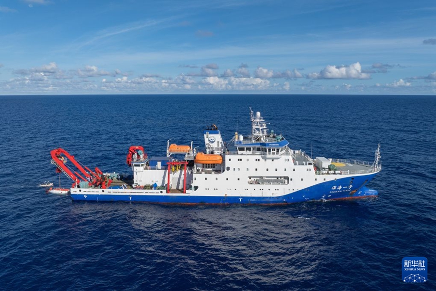 Il sommergibile con equipaggio Jiaolong completa con successo le prove in mare a 7.000 metri