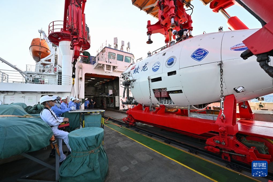 Il sommergibile con equipaggio Jiaolong completa con successo le prove in mare a 7.000 metri