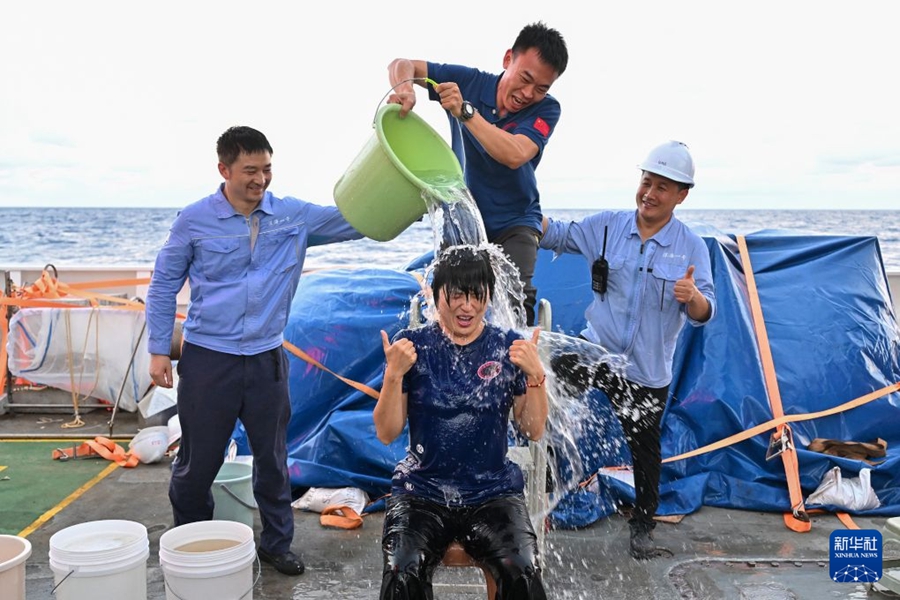 Il sommergibile con equipaggio Jiaolong completa con successo le prove in mare a 7.000 metri