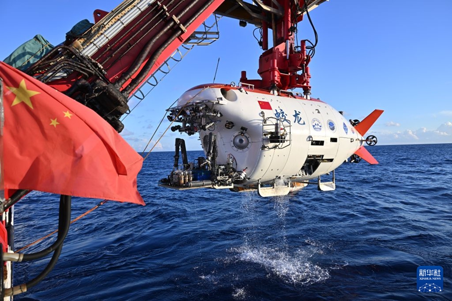 Il sommergibile con equipaggio Jiaolong completa con successo le prove in mare a 7.000 metri