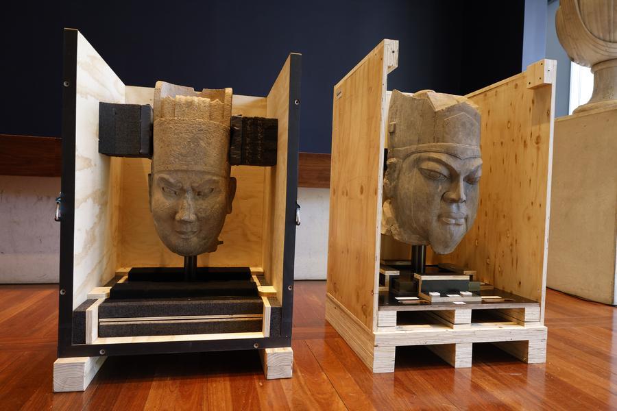 La testa di una statua raffigurante un funzionario militare (a sinistra) e una raffigurante un funzionario civile, entrambe risalenti alla dinastia Song settentrionale (960-1127), restituite dall'Australia. (28 ottobre 2026 - Chu Chen/Xinhua)