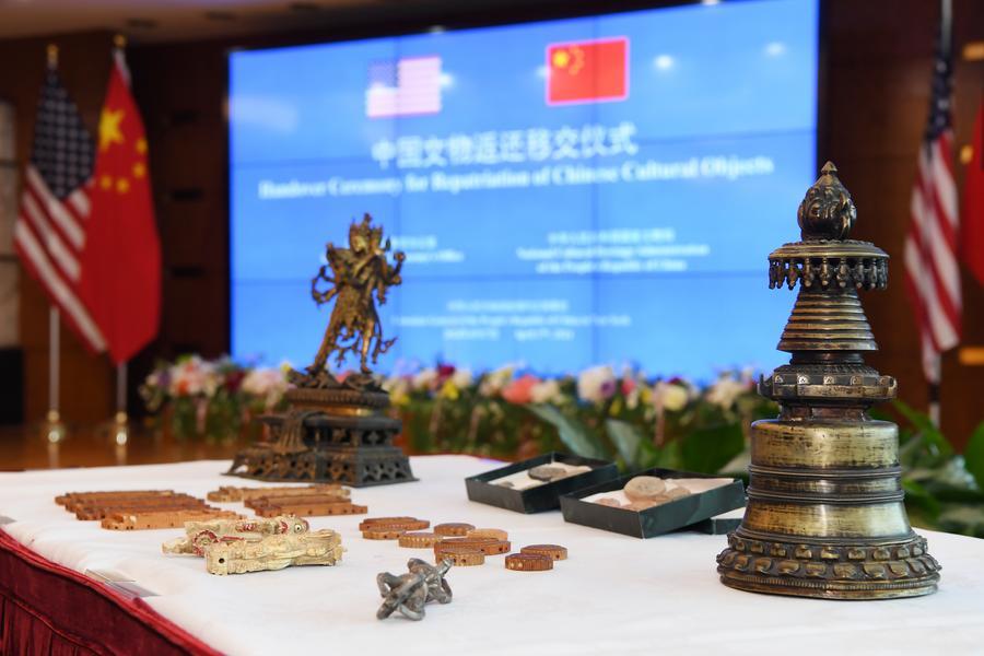 Reperti culturali cinesi restituiti, presso il Consolato Generale della Cina a New York, negli Stati Uniti. (17 aprile 2024 - Xinhua/Li Rui)